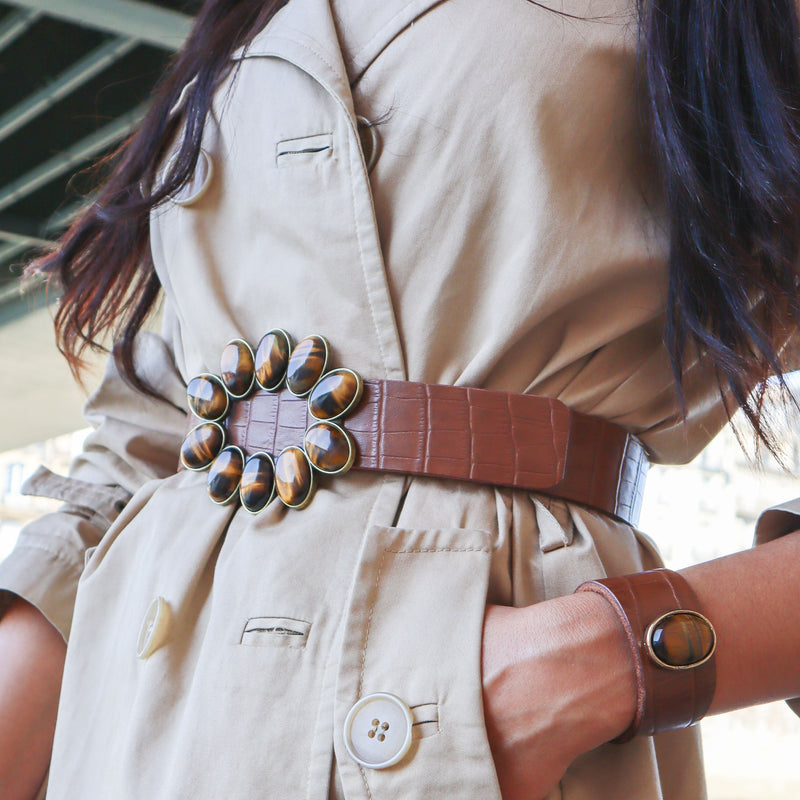 Une femme citadine et élégante porte des accessoires et bijoux haut de gamme en cuir et pierres naturelles
