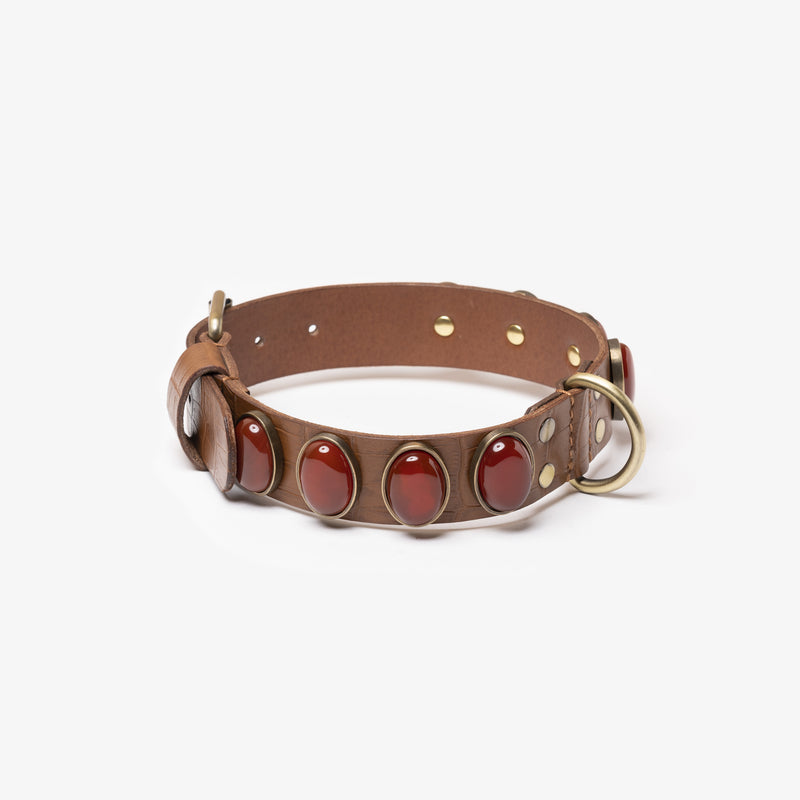 Pierre de cornaline rouge sur magnifique collier pour chien en cuir artisanal de couleur caramel embossé façon croco