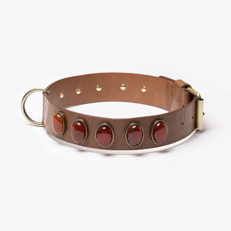 Très joli collier en cuir marron camel pour chien et orné de pierres de cornaline rouge
