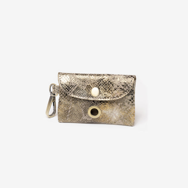 Un poop bag pour chien en cuir doré embossé façon python